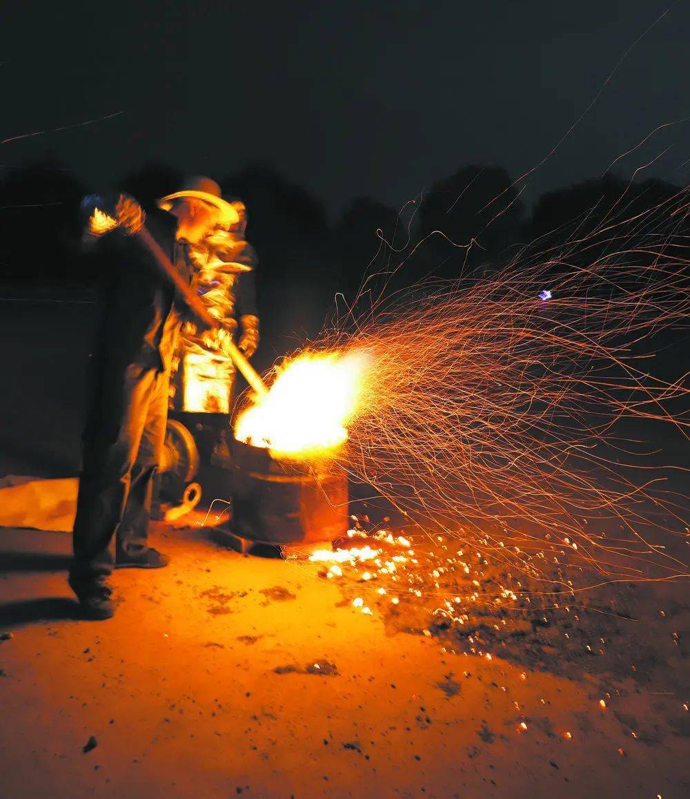 国家级非遗"打铁花"亮相菏泽