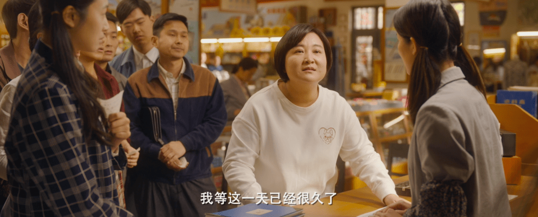 最后,在晓玲的设计和诱导下,李焕英击败了王琴,抢到了电视.