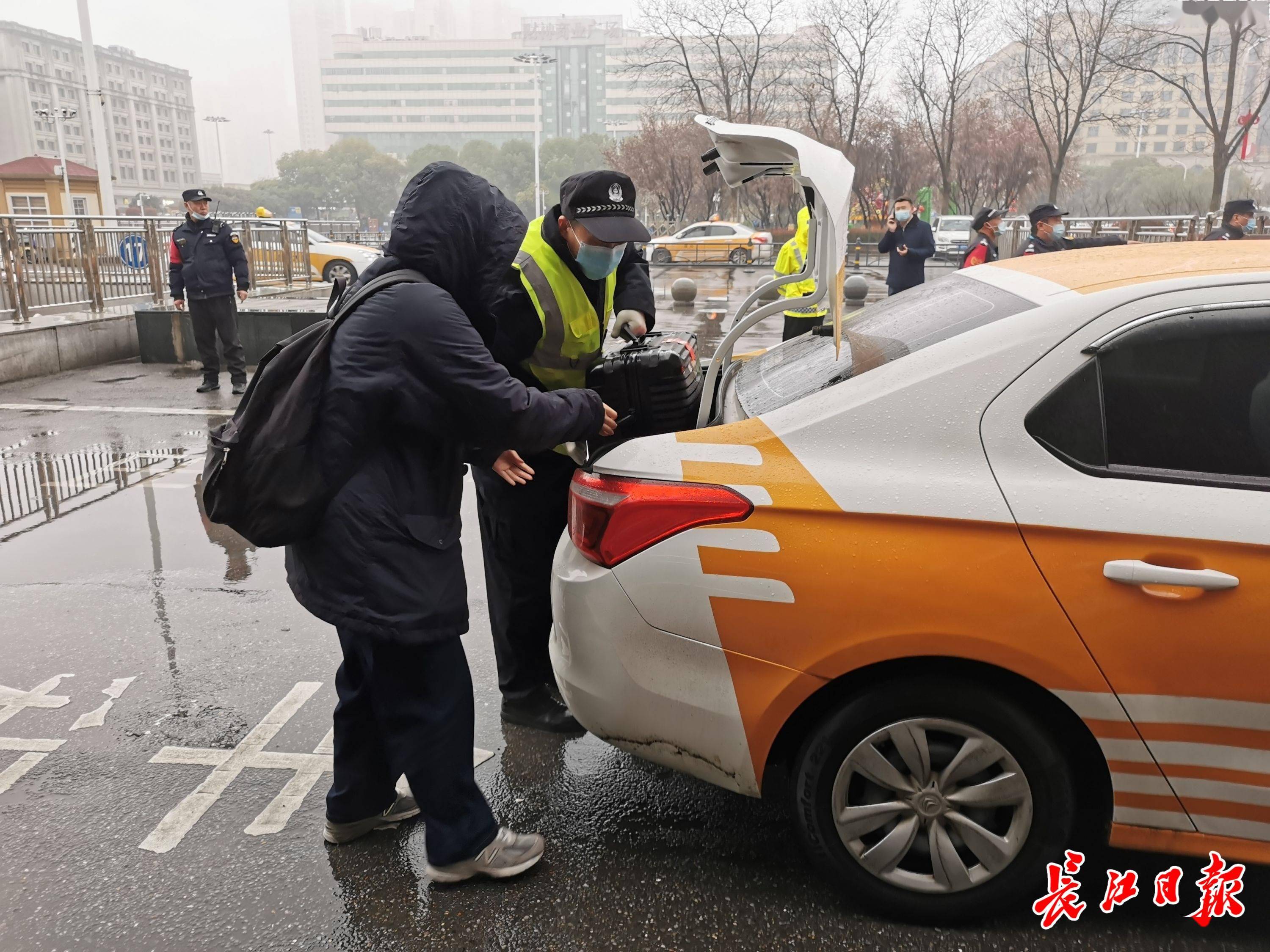 漢口火車站迎返程高峰,增開大學城方向公交專線_陳俞