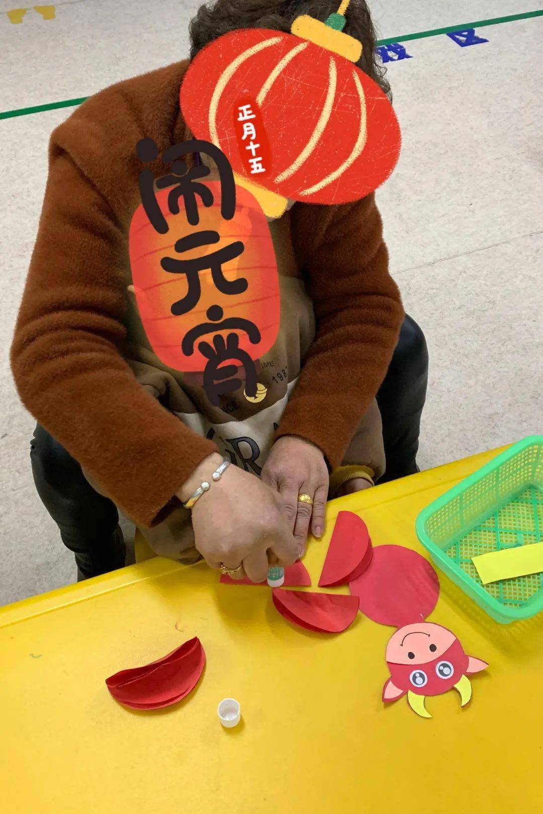 双脚踩在高跷上谁先到老师身边谁就能拿到漂亮的大红灯笼哦~spring