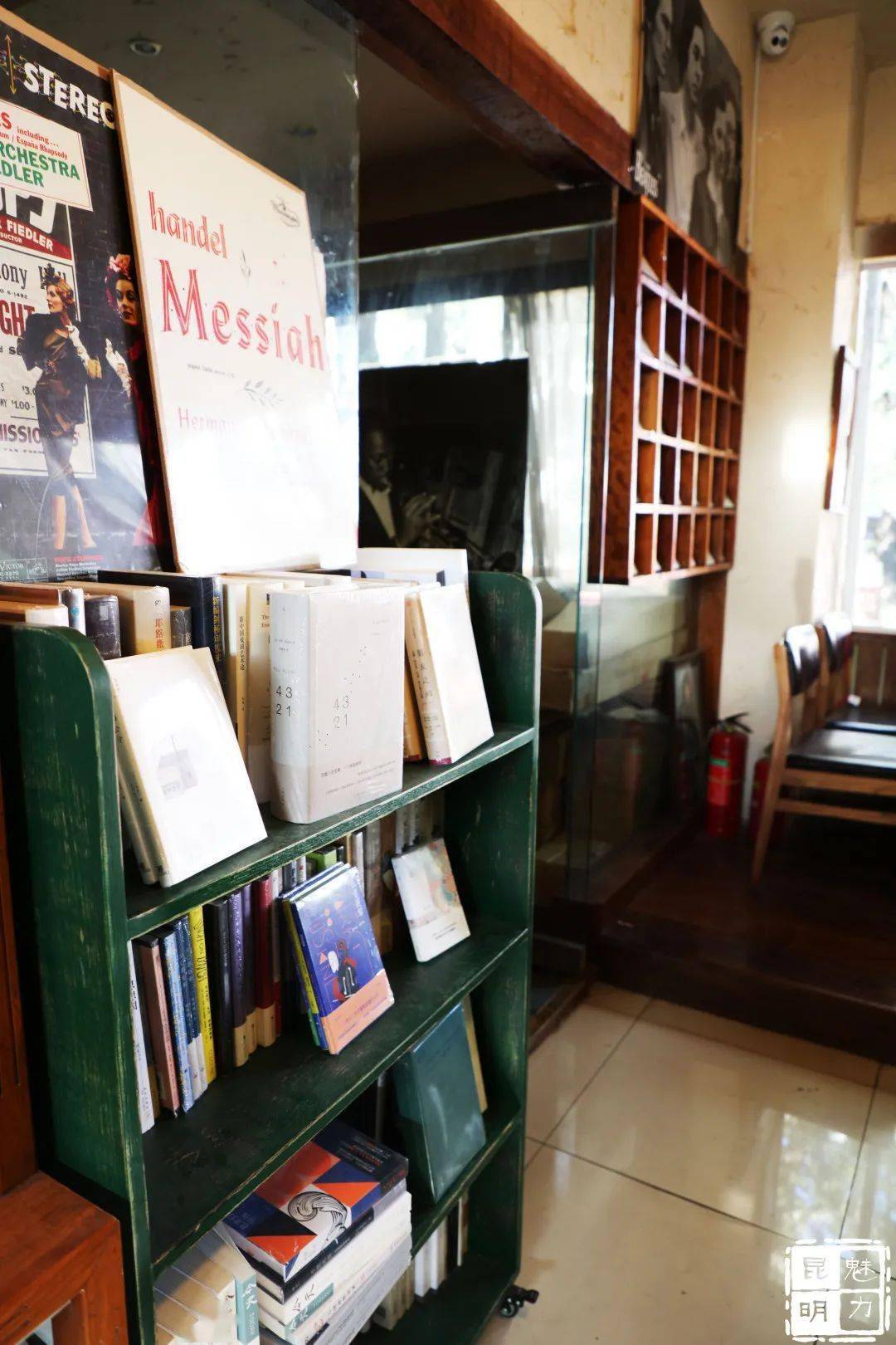 国防路的麦田书店比先前的老店面积更大了,不仅有图书区,音乐区,有一