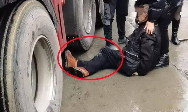 警示南部一老人腿被大货车碾断