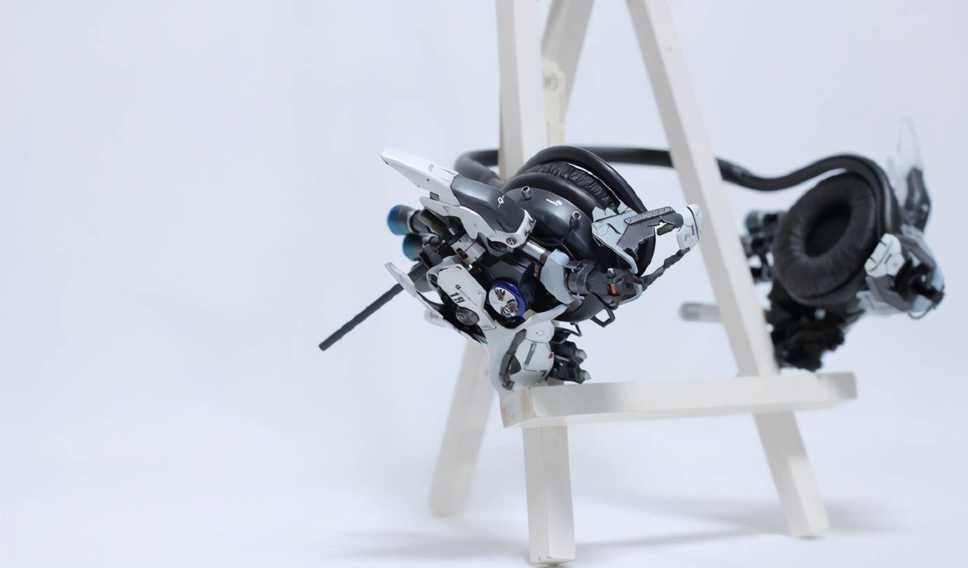 把高达模型零件和可穿戴装备进行结合,除了耳机其实还有很多可穿戴