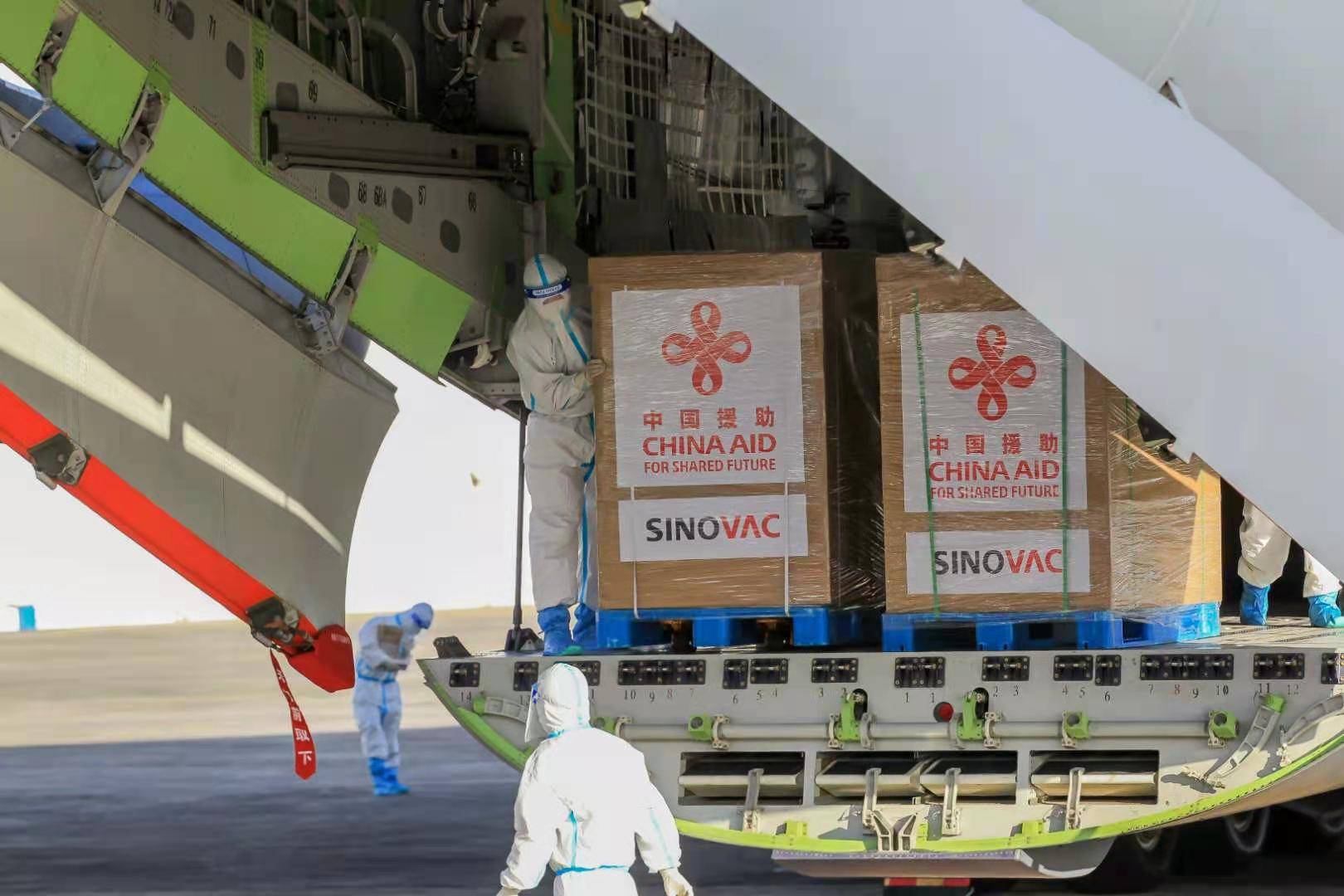 中国军方向菲律宾军方捐赠10万剂新冠疫苗