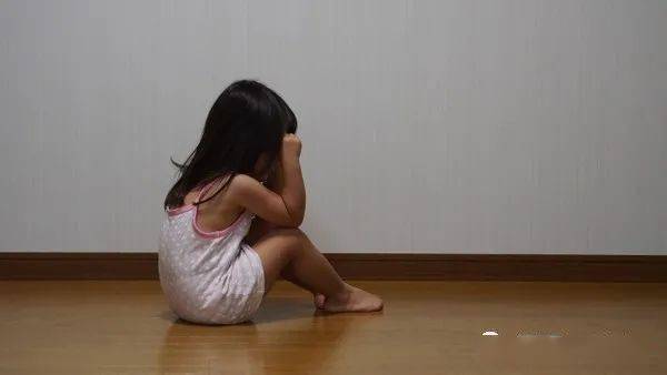 时不时头会倒一边快速旋转,我在她的面前蹲下来问她:「小妹妹不要怕