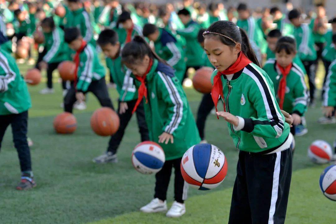 学生锻炼身体的照片图片