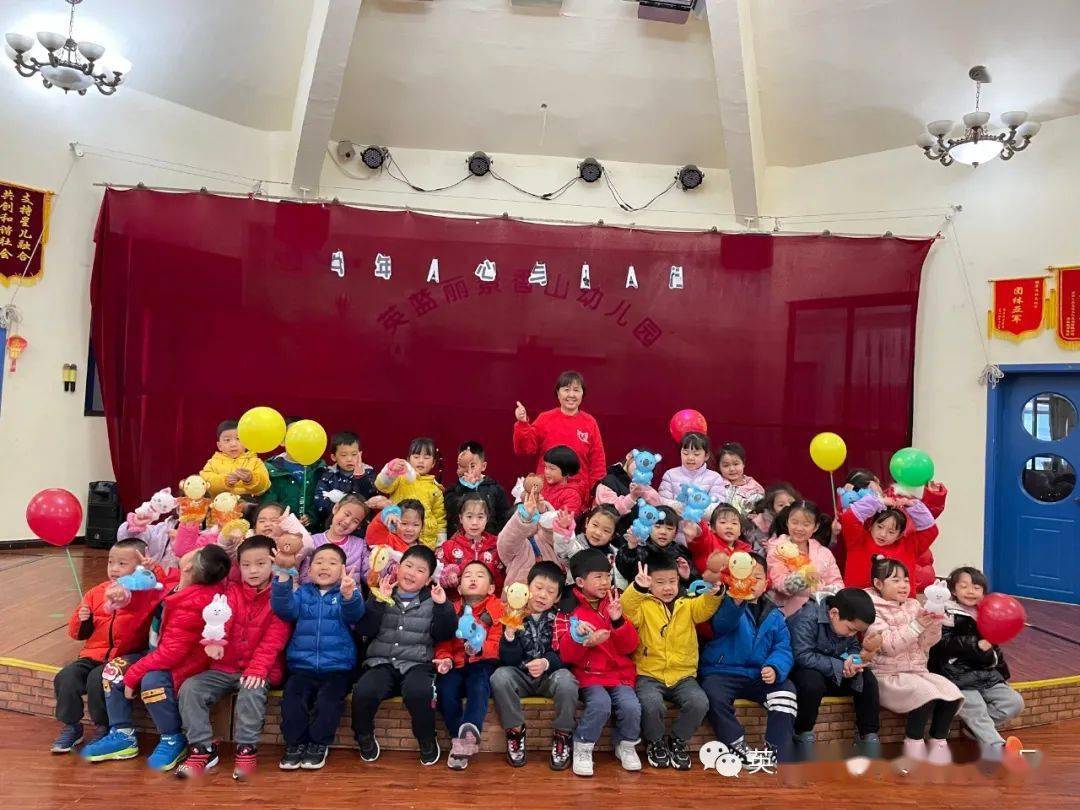 在新的一年里,英蓝丽景香山幼儿园全体教职员工祝愿所有家长,小朋友