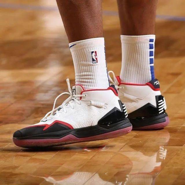 球星上脚怀斯曼上脚安踏了爱德华兹穿哈登5