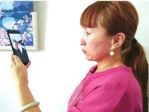 相识,并经常到老人家为她洗衣,做饭,打扫卫生,像侍候自己的妈妈一样