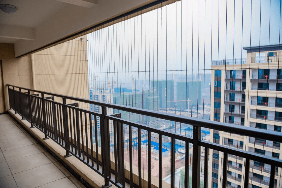 同时,社区入户配置智能门禁系统,高层连廊处也已安装隐形护栏,给予