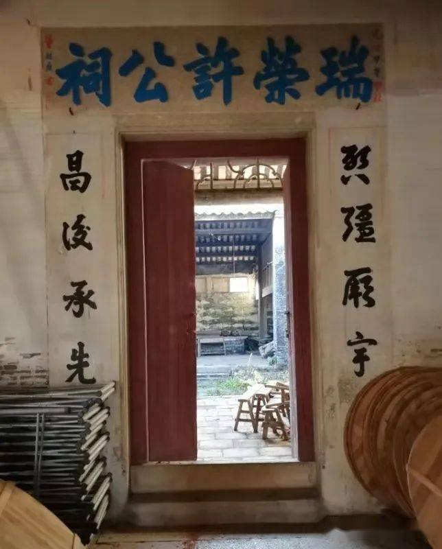 广东台山市许氏家族举办一年一度的烟花爆竹燃放活动