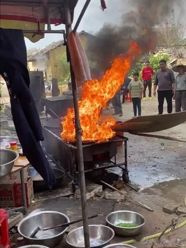 红红火火 博白某地办酒席锅头突起大火 油四处飞溅 头条