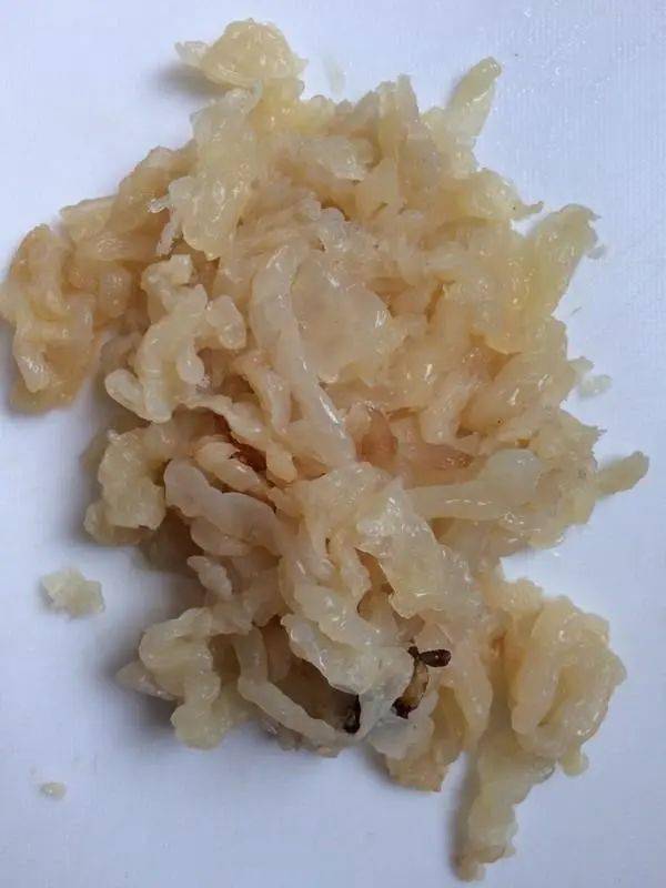 3.洗净捞出2.将海蜇提前放入水中泡去多余的盐分1.