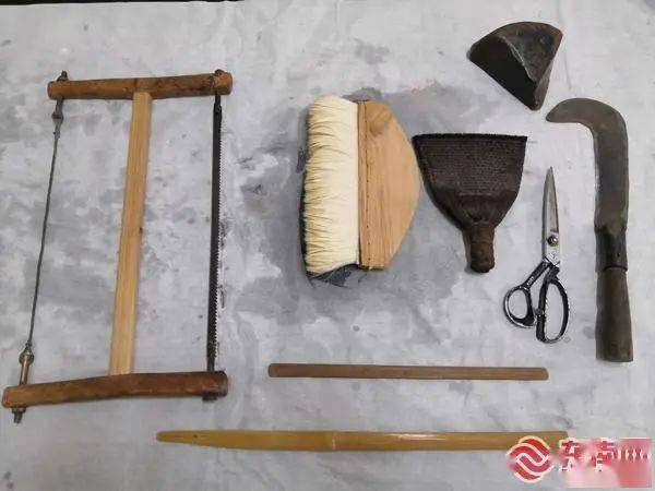 得益于浓厚的装裱氛围,在黄步英的精心教导下,其妻子吴世霞,儿子