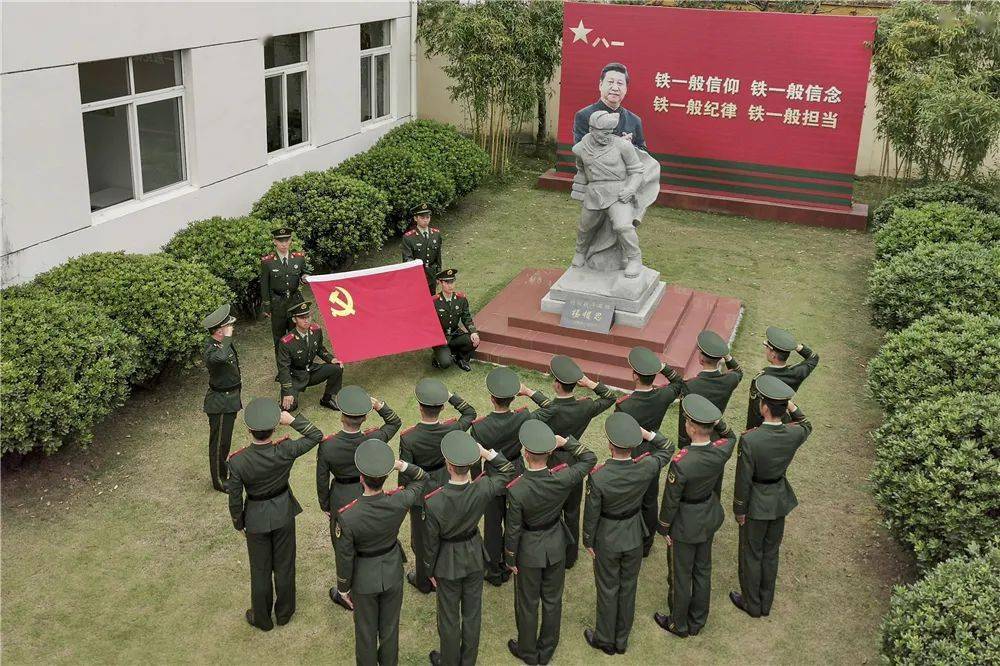 "主题教育为契机,组织官兵深入学习"特级战斗英雄"杨根思的革命事迹