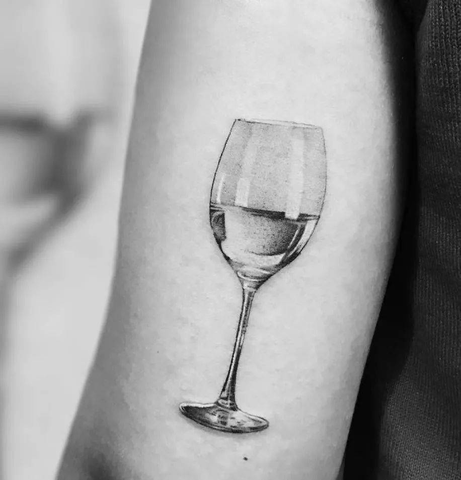 盛满酸甜苦辣的酒杯纹身