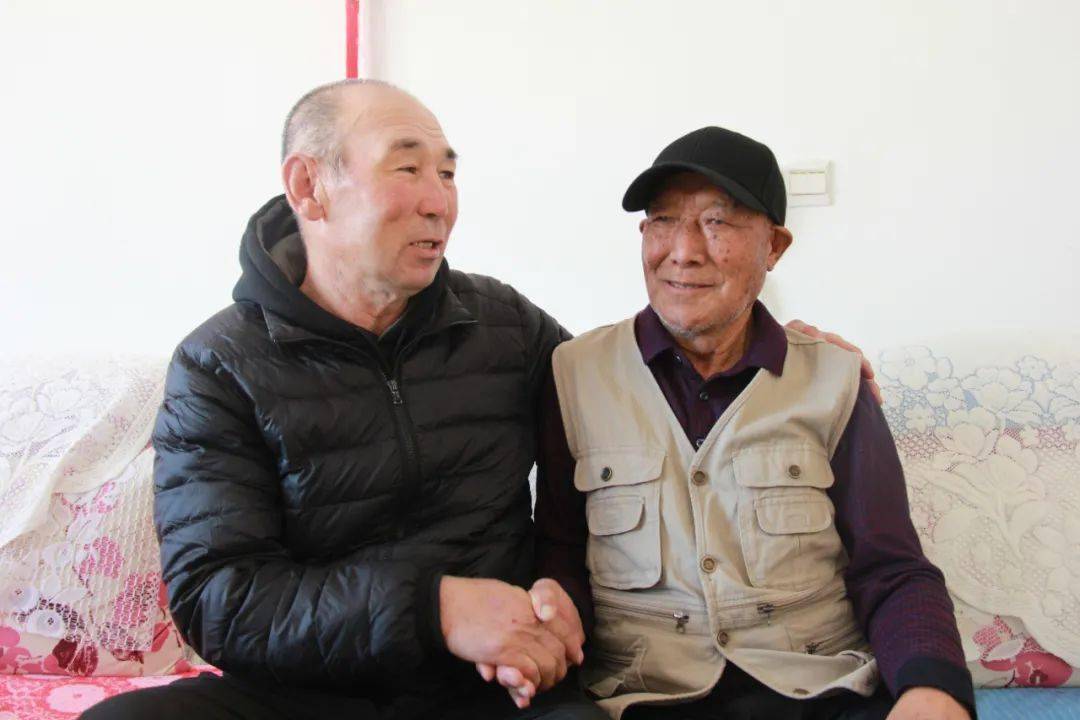 布兰·沙哈力来到一八六团,生活过得艰难,在团部一连租房住,与谭云龙