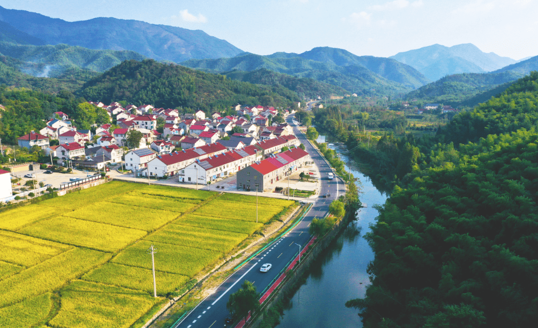 《盧湖之美》▲胡六青《濱河秋景》▲胡建華《東亭將軍山麓》▲王建芳