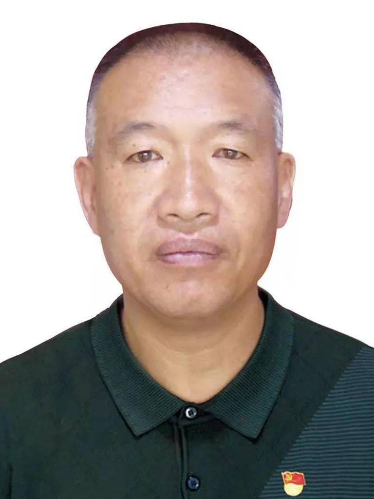 李洪文摩托车上的驻村第一书记脱贫攻坚先进个人