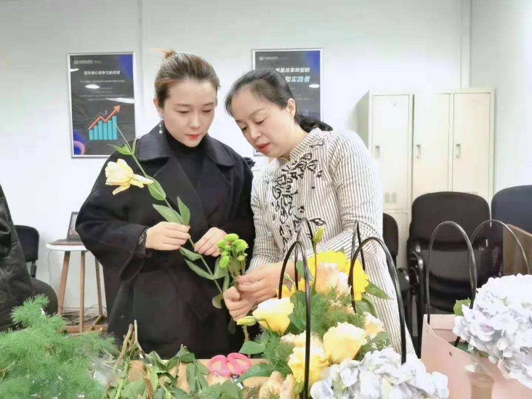 培训教学 静品花艺 打扮您的时尚人生 记衡阳市文化馆东方式插花艺术培训班朱慧君老师 生活