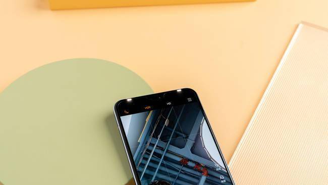 而除了摄像头之外,vivo s9还为了提升夜景暗光环境下的表现加入了两颗