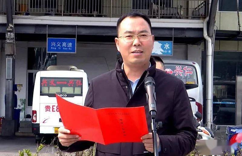 仪式上,潘炳云宣布兴仁市2021年"千人大返岗"出发.