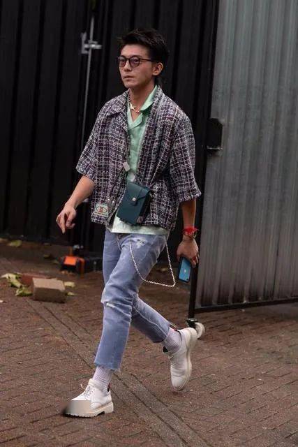 本季必背经典包款就是它!从侧背,手拿,后背包打造街头时尚