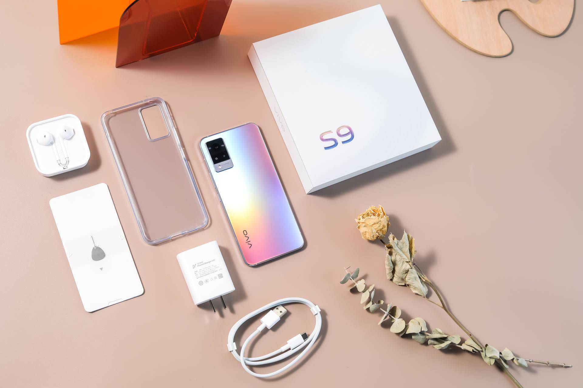 值得稱讚的是,在當前不少廠商取消充電器的趨勢下,vivo s9的包裝盒內