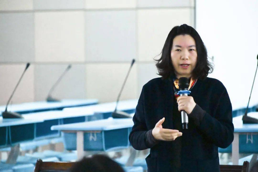 最后陈美勤校长对所有的语文老师寄予殷切的希望,希望老师们时刻不忘