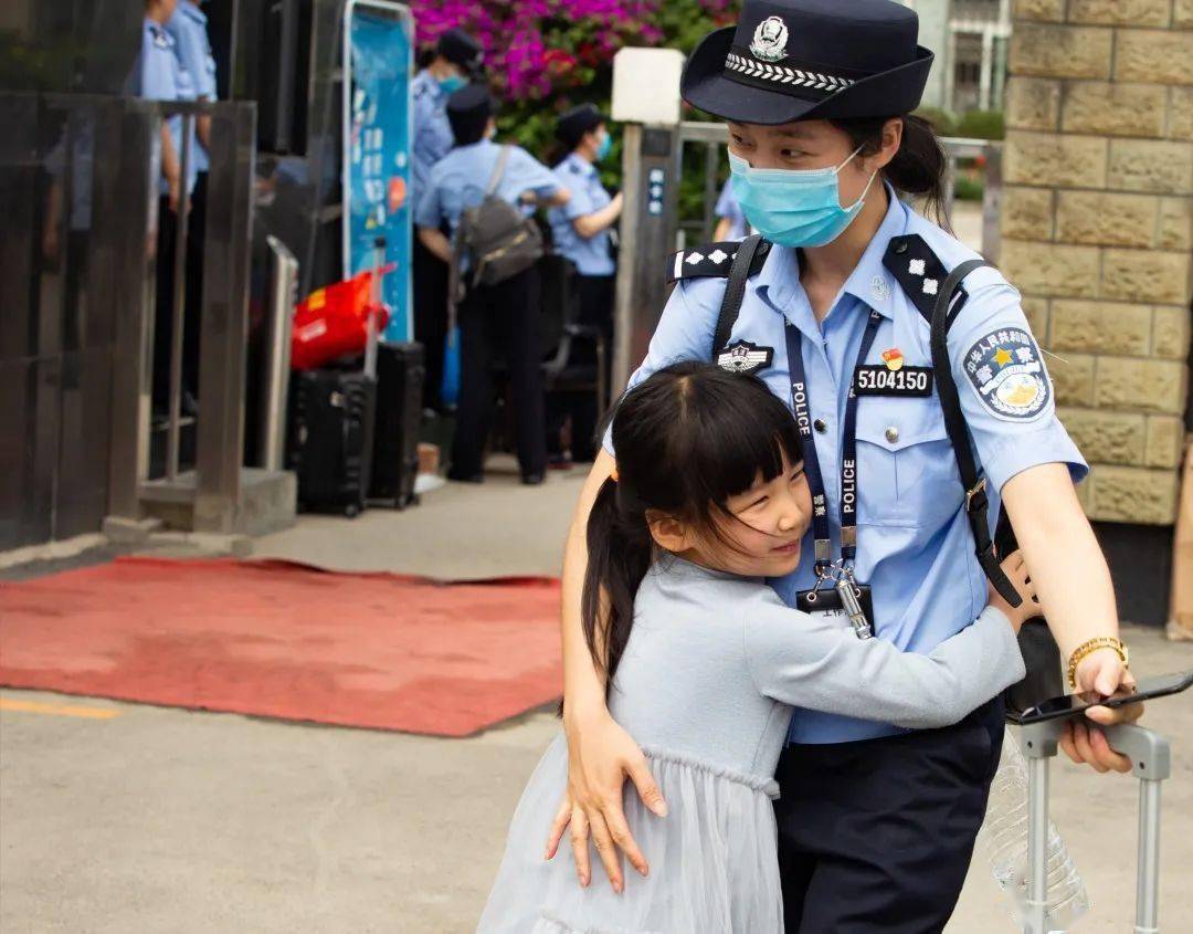 在廳局黨委的部署安排下,成都女子監獄女警踴躍報名馳援武漢,經過嚴格