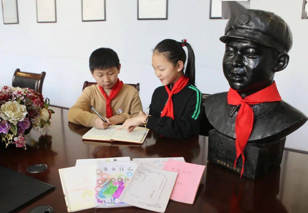 身边的雷锋 卫东区雷锋小学 18年续写雷锋日记 女子大学生抄检班 情系老人的 娘子军 宣传