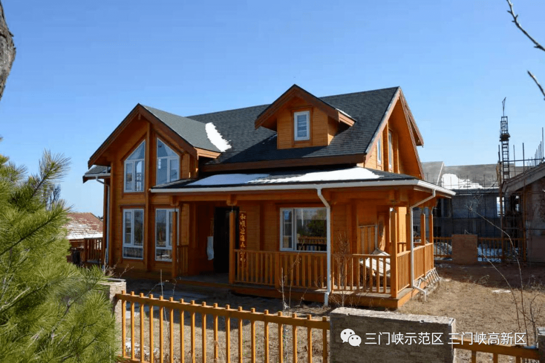 在灵宝市焦村镇,观摩团认真参观了李工生果园,小秦岭苹果公园,农业