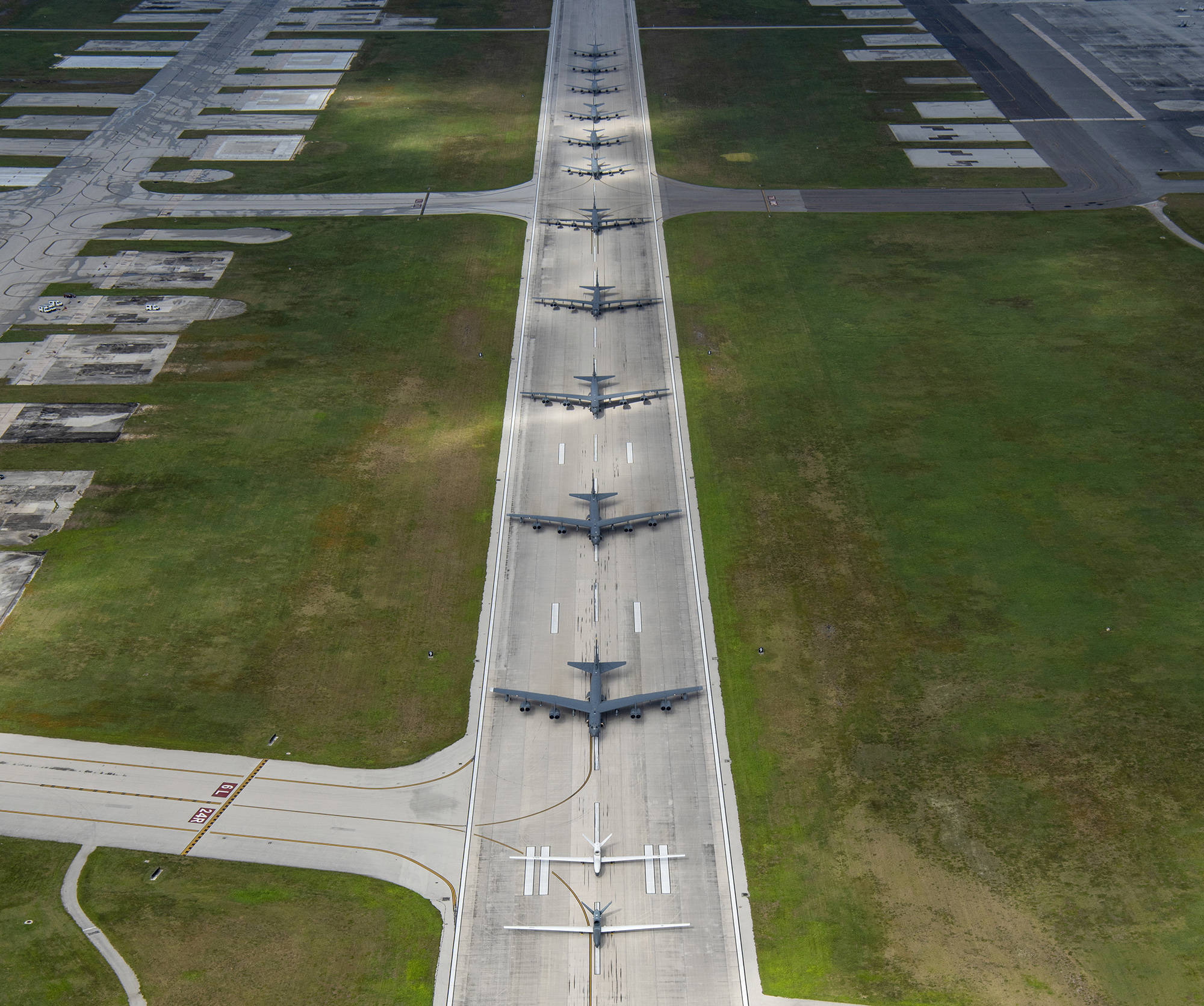 美军关岛安德森空军基地,rq4"全球鹰"无人机,kc135加油机及b52战略