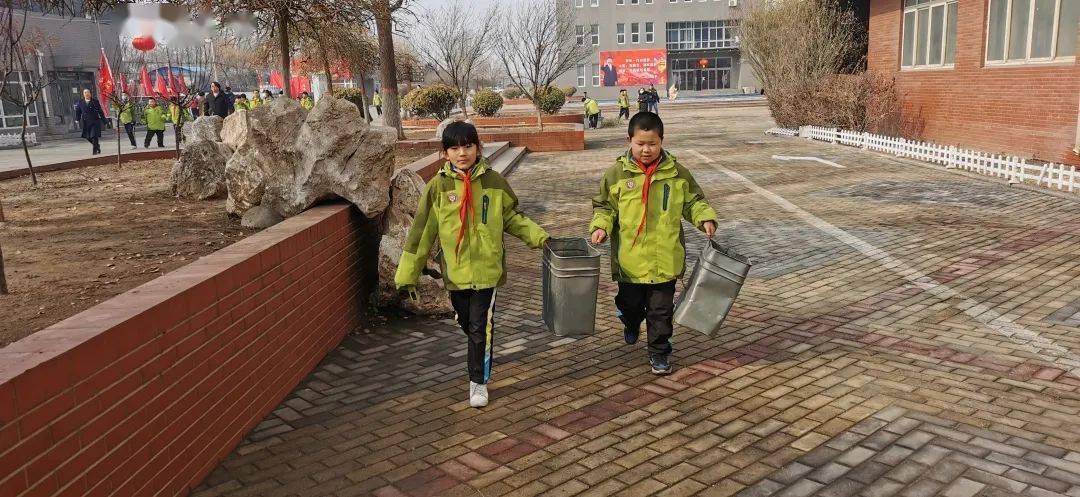 衡水枣强中学唐山分校继承优良传统弘扬雷锋精神