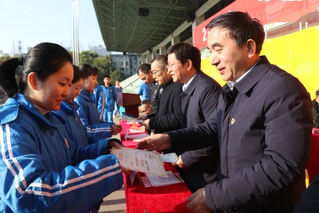 育才中学7班伍讷言同学和市一中高一年级515班陈秅兴同学依次上台发言