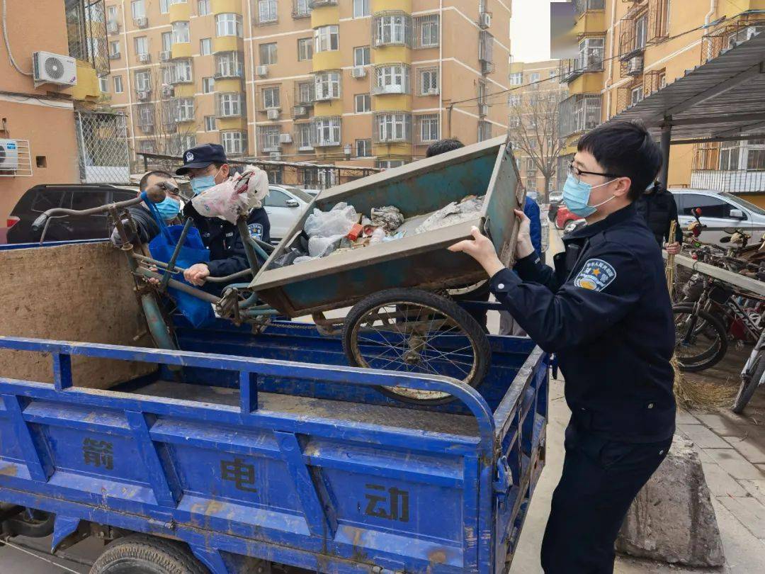 海淀分局恩济庄派出所郭修文"学雷锋志愿服务站"组织志愿者和爱心群众