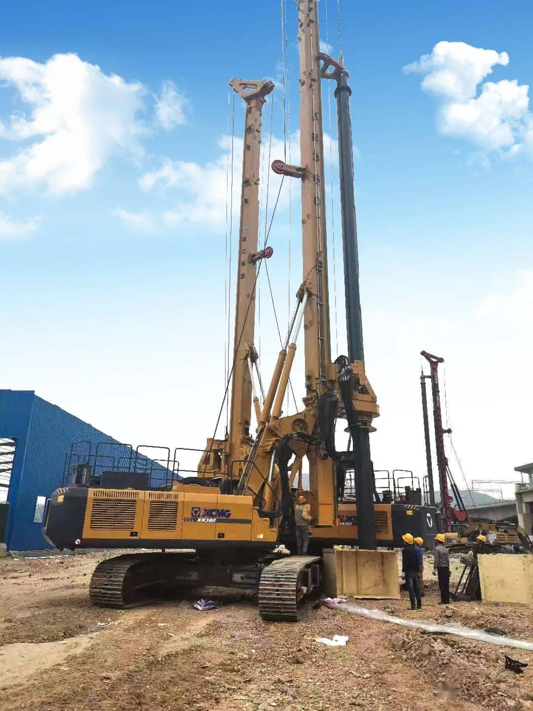 恒功率最佳动力输出,使整机处于最佳工作状态;徐工xr400e是采用双动臂