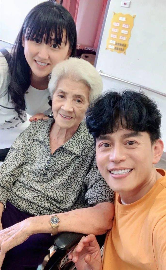 养母原是舅妈!50岁香港男星林志豪近照帅气,与89岁养母同框心情好