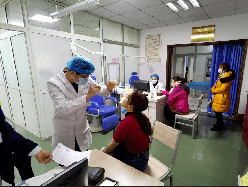 刚过知天命年纪的王阿姨一进该科门诊,就跟医生陈敬伟"诉苦":我这耳朵