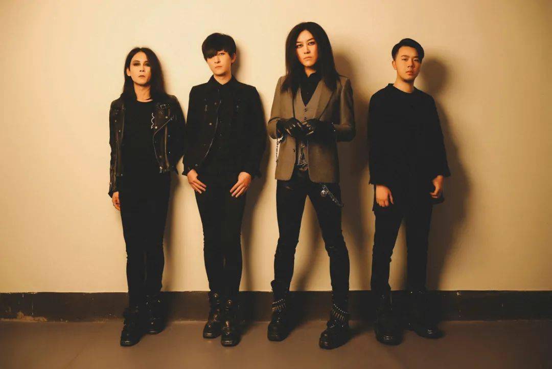 乐队的名称dengel取义为devil与angel的结合.