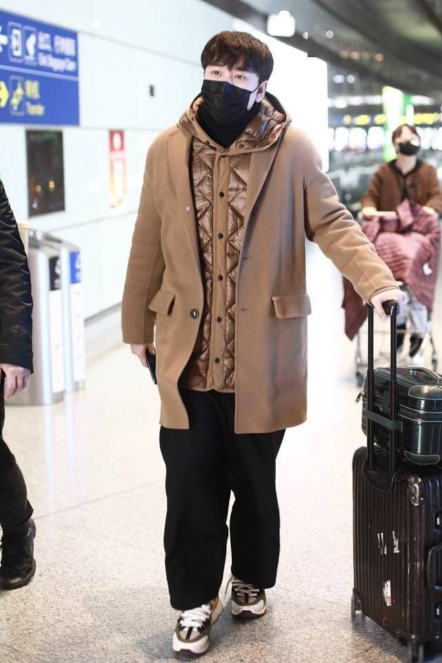 翟天临看着还挺嫩的,虽然已经是中年人,但是蘑菇头发型挺可爱