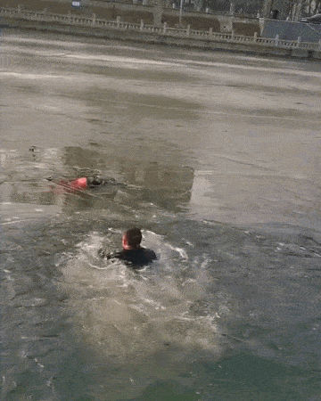 国字脸,浓眉大眼,利落的鬓角,退休多年依旧保持军人的标志性发型,坐在