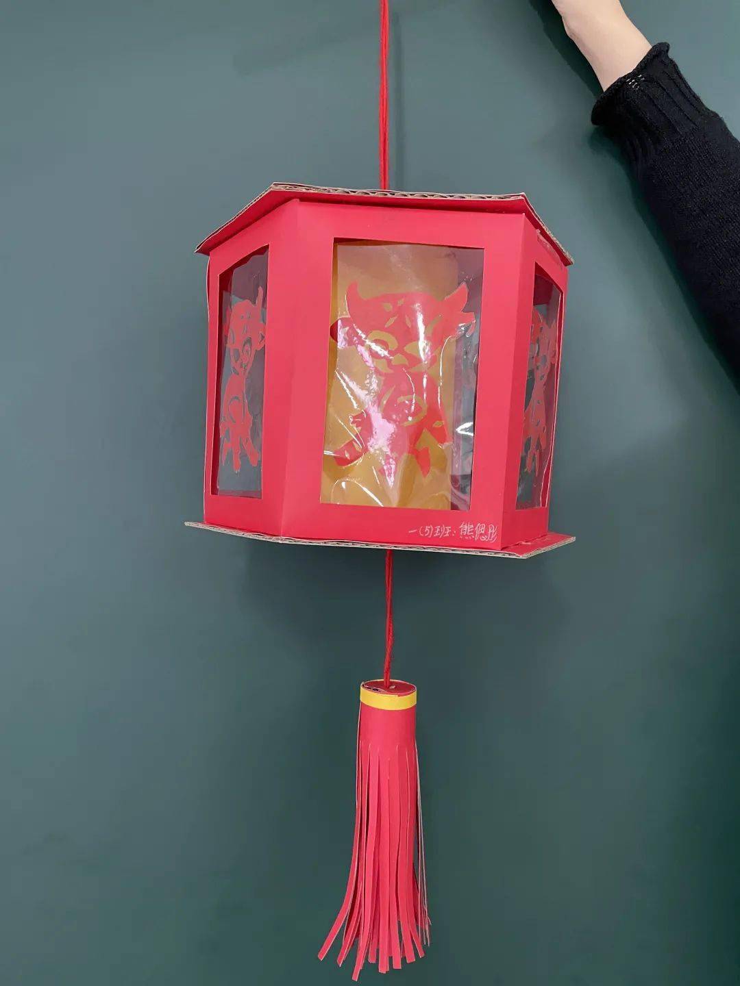 的窗花,一个个旧红包在同学们精心的设计下化身为艳丽夺目的各式灯笼