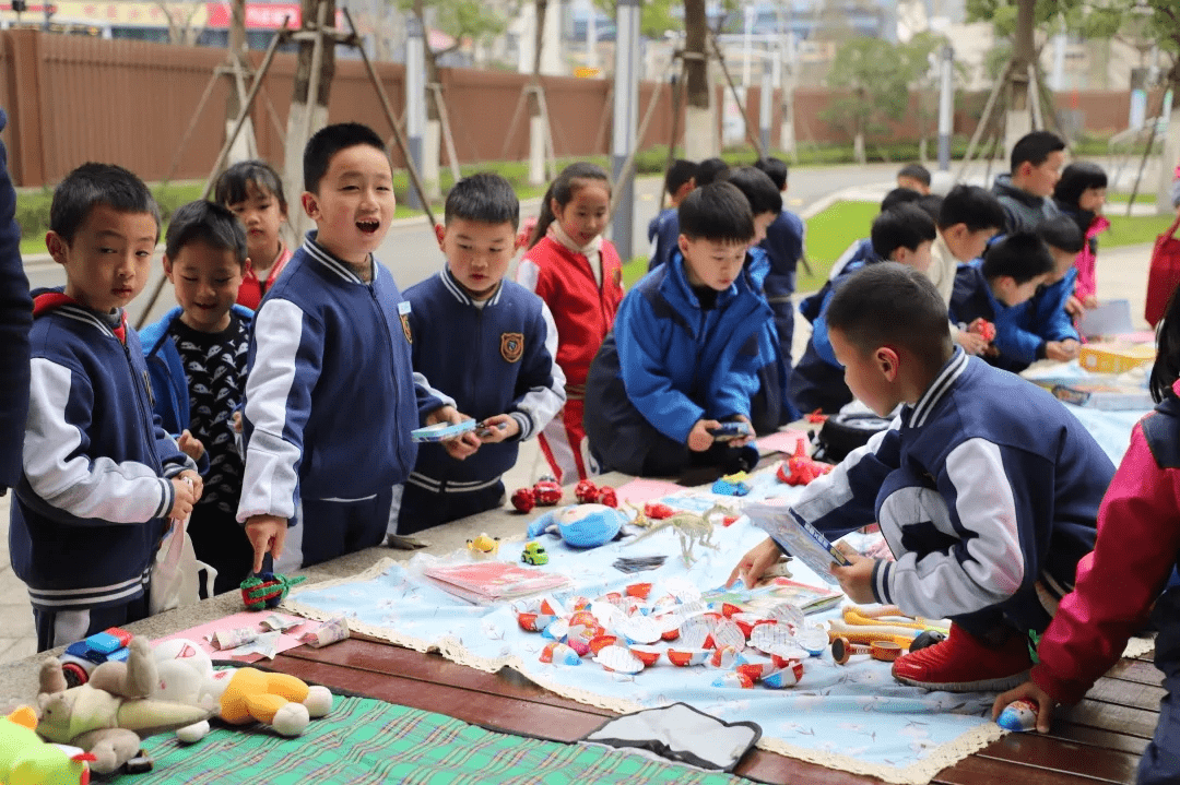 3月3日,鄞州區東南小學的操場上,大家拿出手工製品,學習用品等,進行了