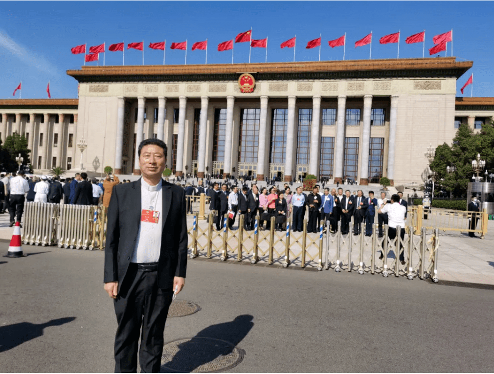 全国政协委员雷世银雷世银来自四川省乐山市.