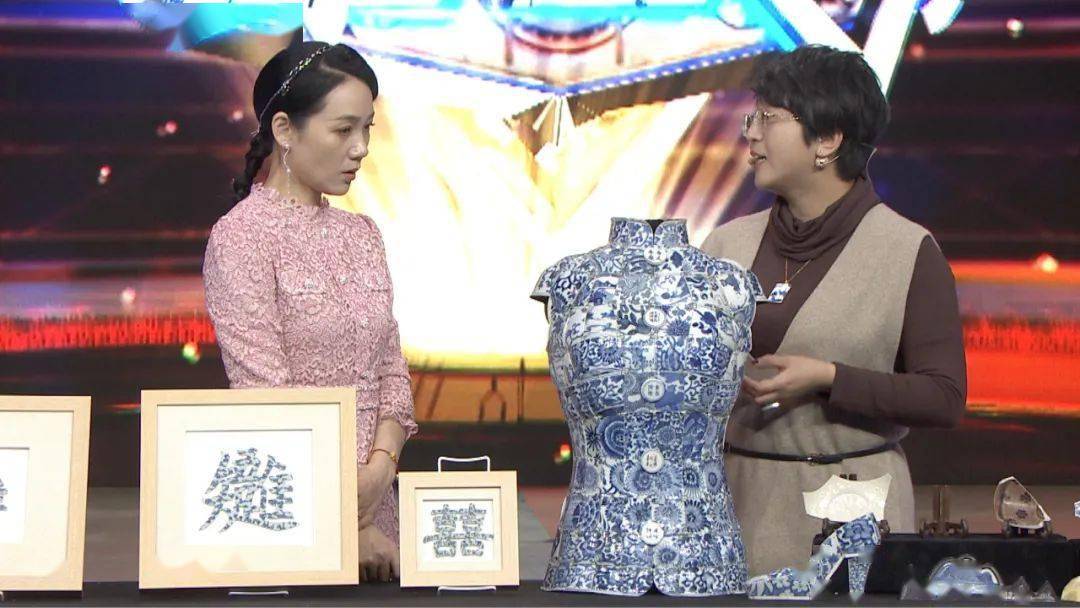 她有一双妙手让破碎的古瓷片呈现出另一种美感真是匠心独运