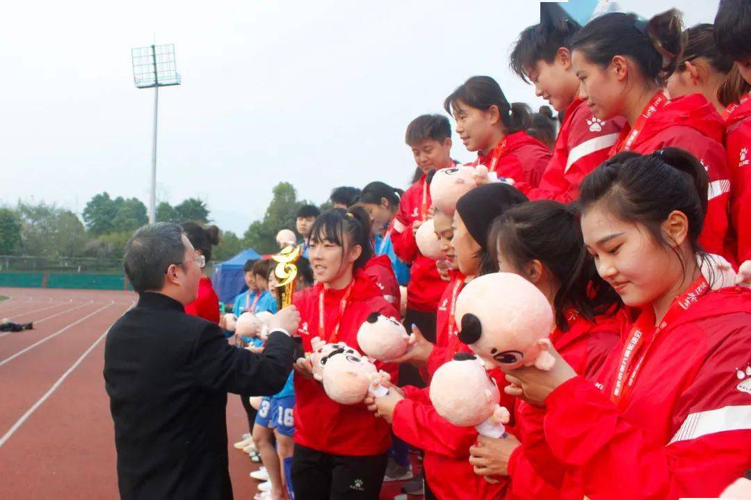 目前,市六运会青少年男子甲组足球比赛正在进行中,本