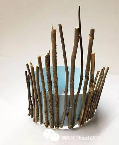 用胶枪将树枝固定在卡纸上,把树枝按照长短排在卡纸上.