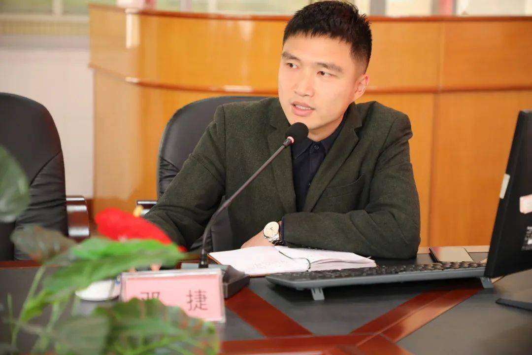 首先,视导组听取了学校邓捷副主任的中考培优工作汇报,主题为"明确