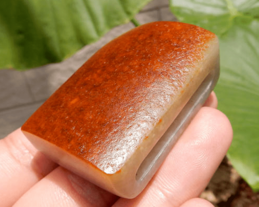 和田玉中最好的皮子油皮深受老玩家的喜爱是和田玉中的高档货